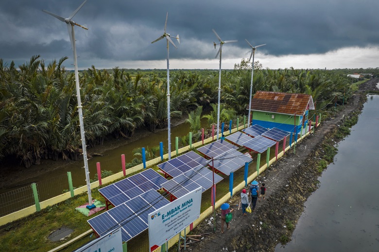 Popular Choice Award - EmPOWERing the Rural Community by Mohammad Reza Gemi Omandi from Indonesia